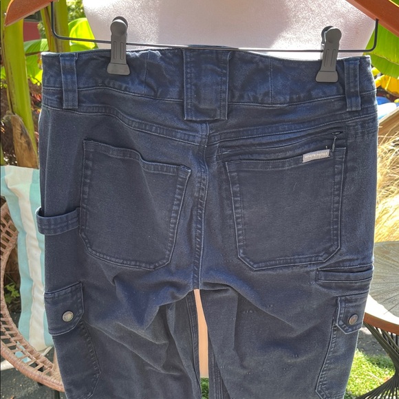 Duluth Trading Curvesetter Cargo Pants with Pockets - Picture 5 of 10